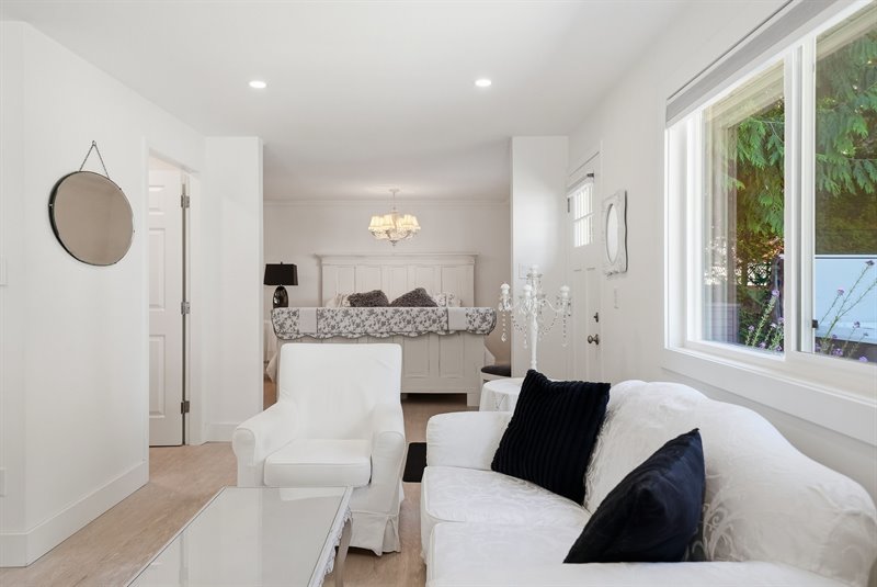 Guest Cottage - Living Room
