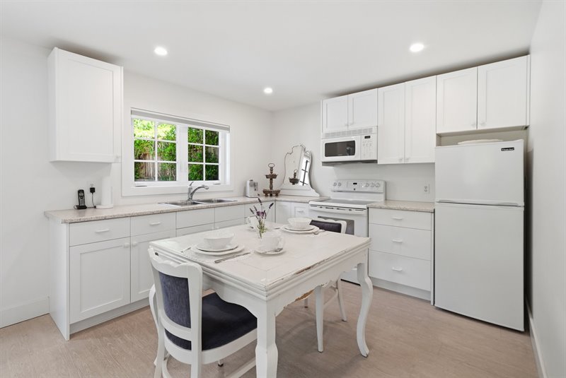 Guest Cottage - Kitchen