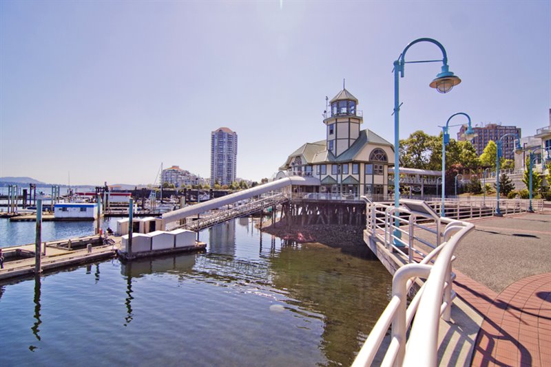 Walk to Downtown Shopping | Amenities