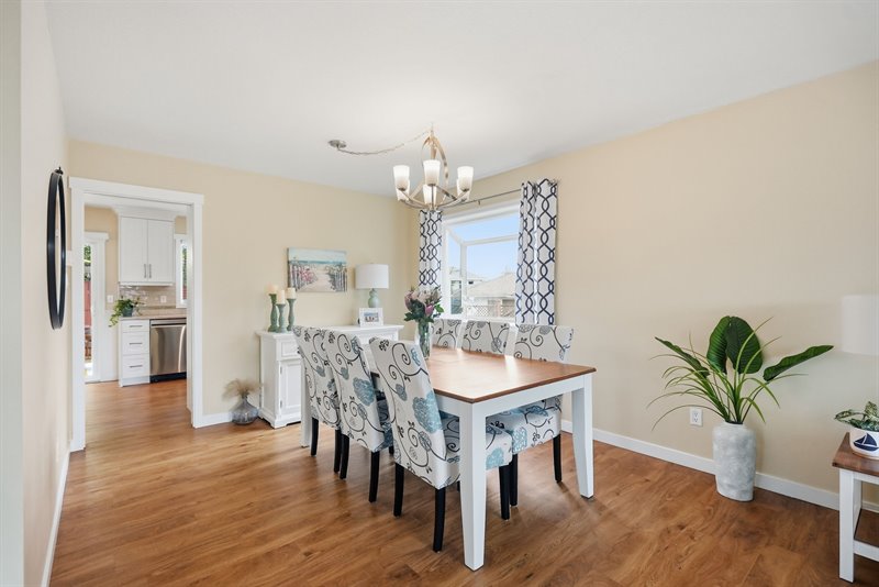 Dining Room - Door to Kitchen