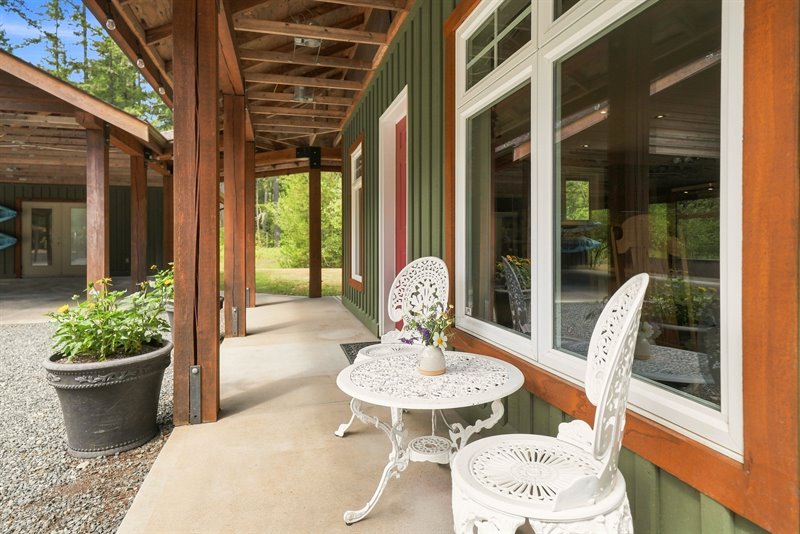 Covered Front Patio & Entry
