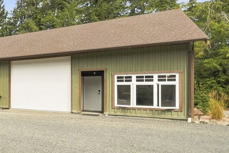 Studio Suite Entry & Unfinished Rec Room | Bay