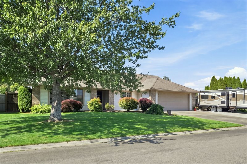 Exterior (Virtually Enhanced Landscaping)