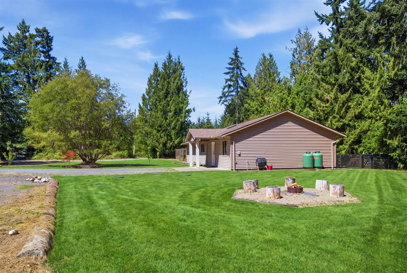 Exterior | Firepit (Virtually Enhanced Landscaping)