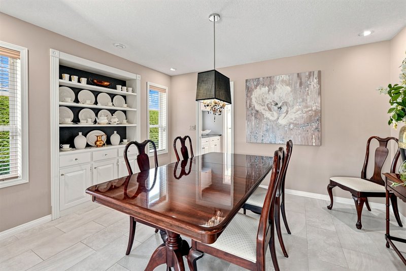 Dining Room - Door to Butlers Pantry