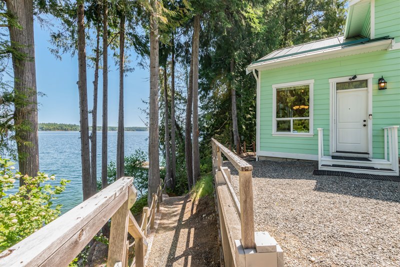 Path to Beach & Dock