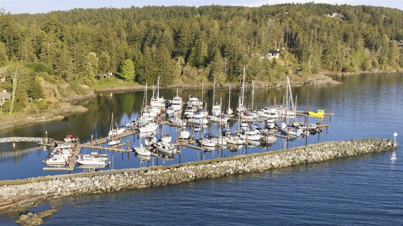 Steps away from Sunshine Beach Marina