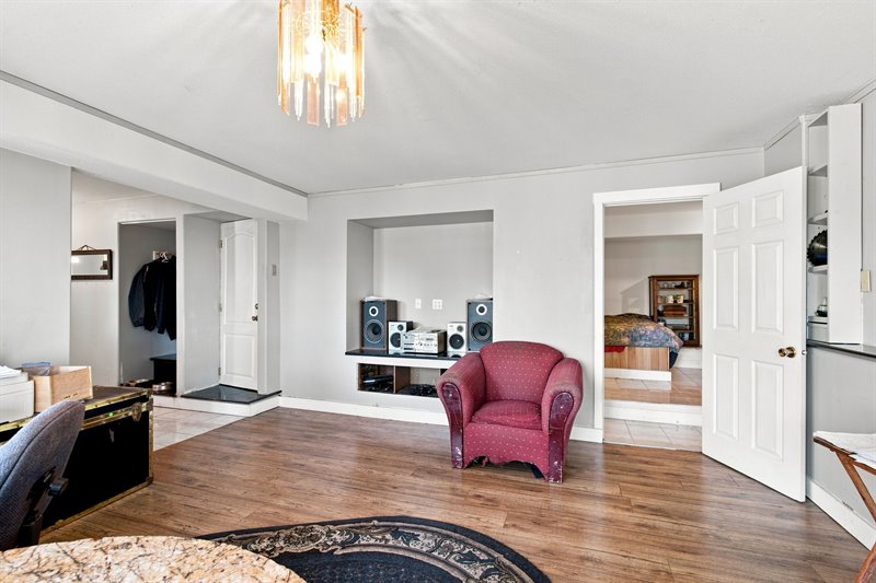 Lower Level Guest Suite - Living Room