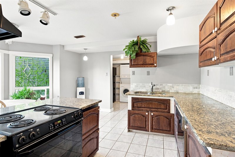 Lower Level Guest Suite - Kitchen