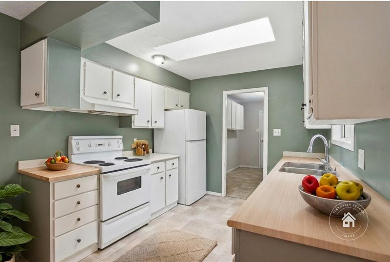 Kitchen (Virtual Staging)