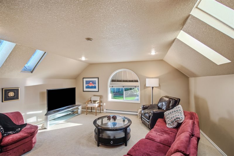 Upper Level Bonus Room