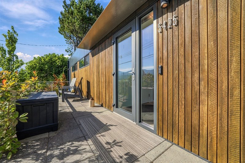 Front Deck | Entry