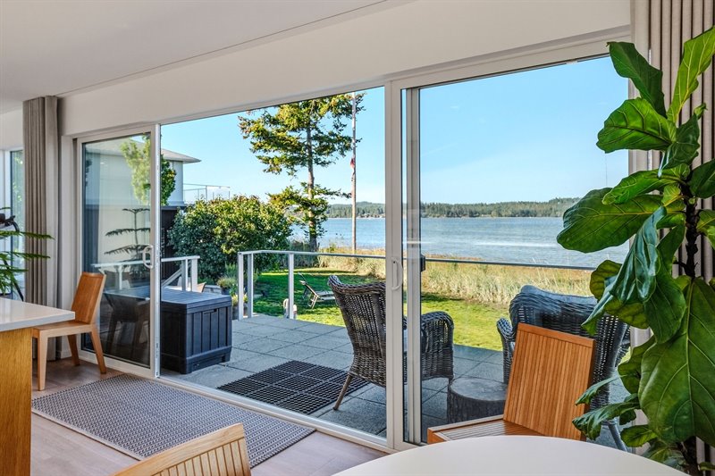 Dining Area - Door to Deck