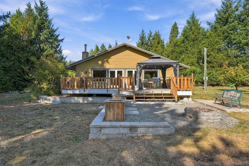 Deck & Firepit Area