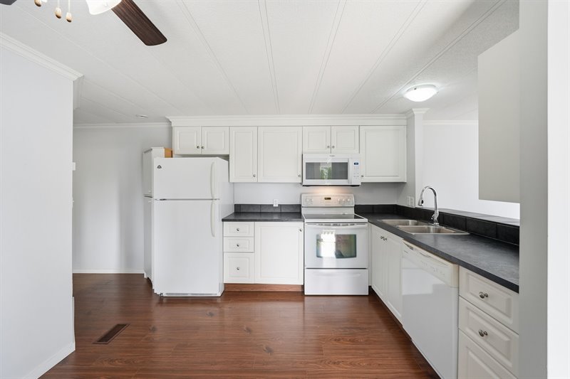Eat-In Kitchen