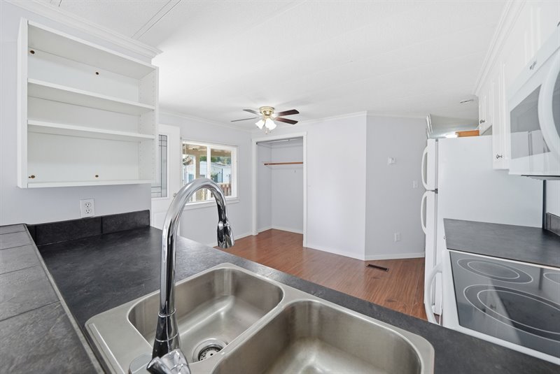 Eat-In Kitchen