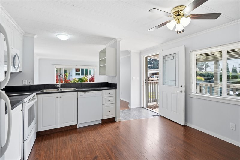 Eat-In Kitchen