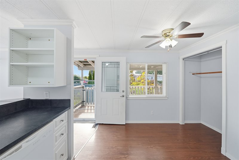 Eat-In Kitchen