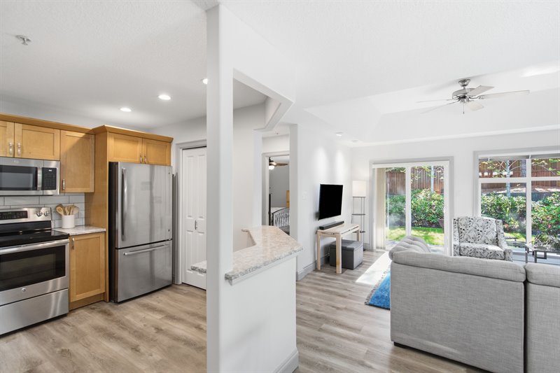 Bright Semi-Open Concept